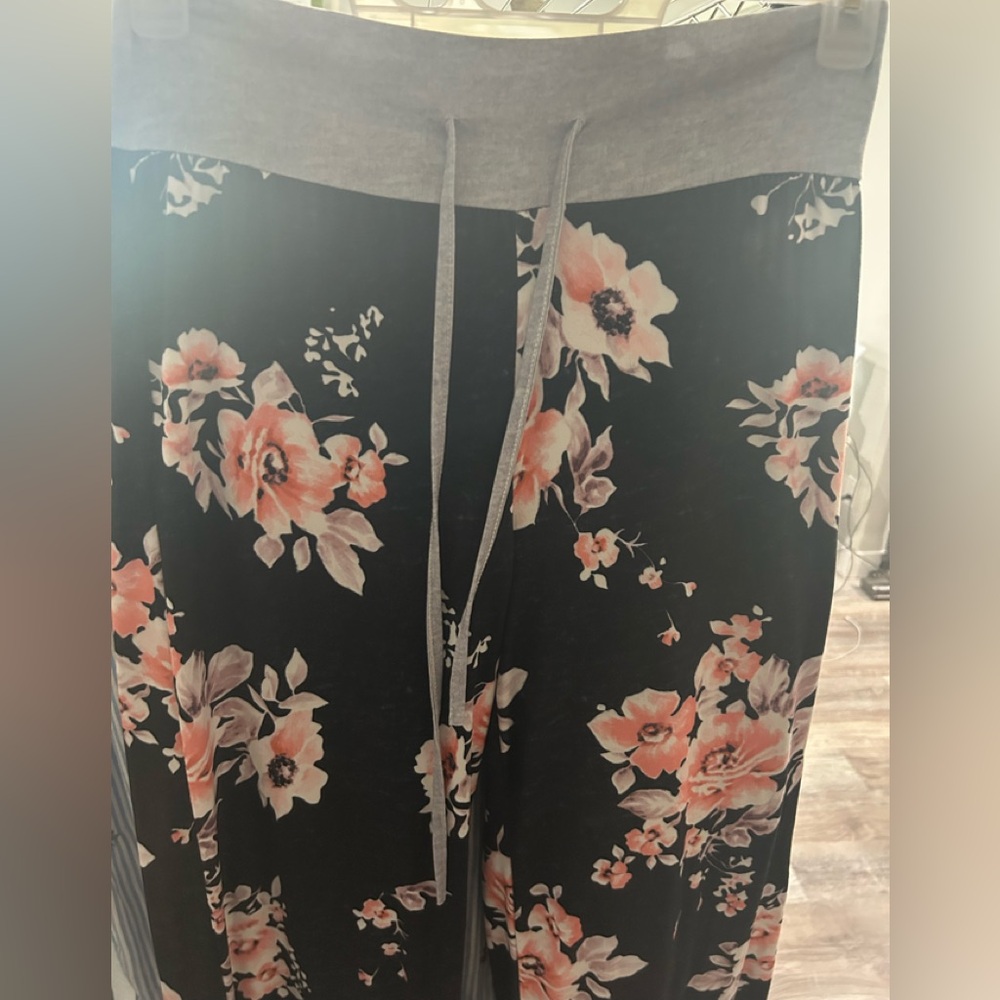 Floral Print Lounge Pants size small - Picture 5 of 5